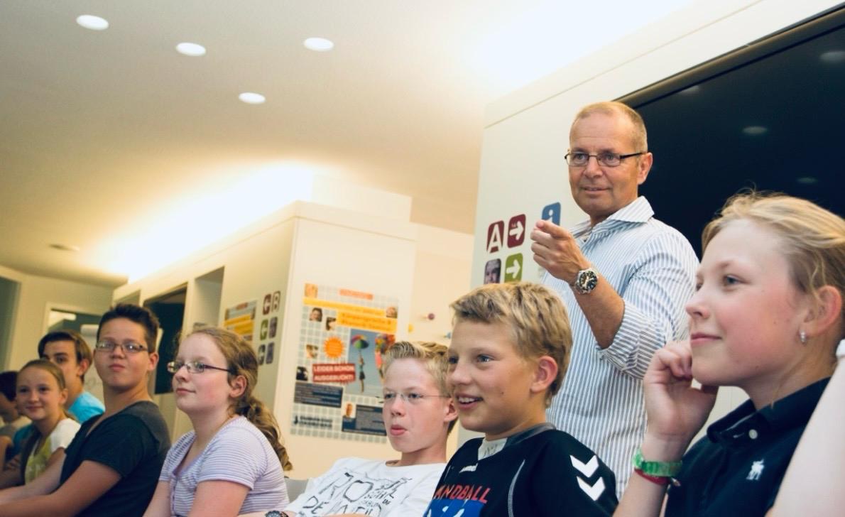 Kinder und Jugendliche beim Workshop — ein Sprecher im Gespräch mit der Gruppe